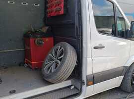 Мобільний шиномонтаж - майстер за роботою